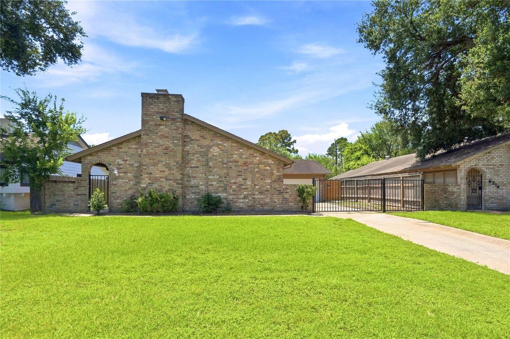 6215 Autumn Arbor Drive, Houston, TX 77092