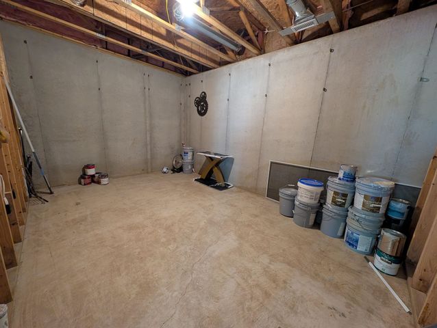 714 S Spring Hollow Dr, Wichita, KS 67230