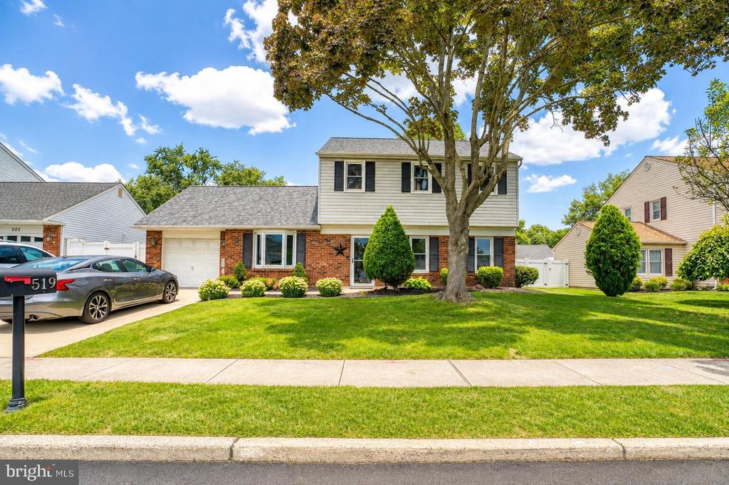 519 S QUEEN ANNE DR, FAIRLESS HILLS, PA 19030 — exterior