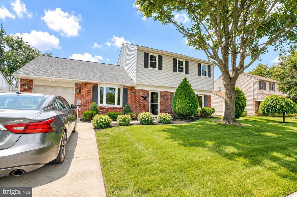 519 S QUEEN ANNE DR, FAIRLESS HILLS, PA 19030 — photo 3