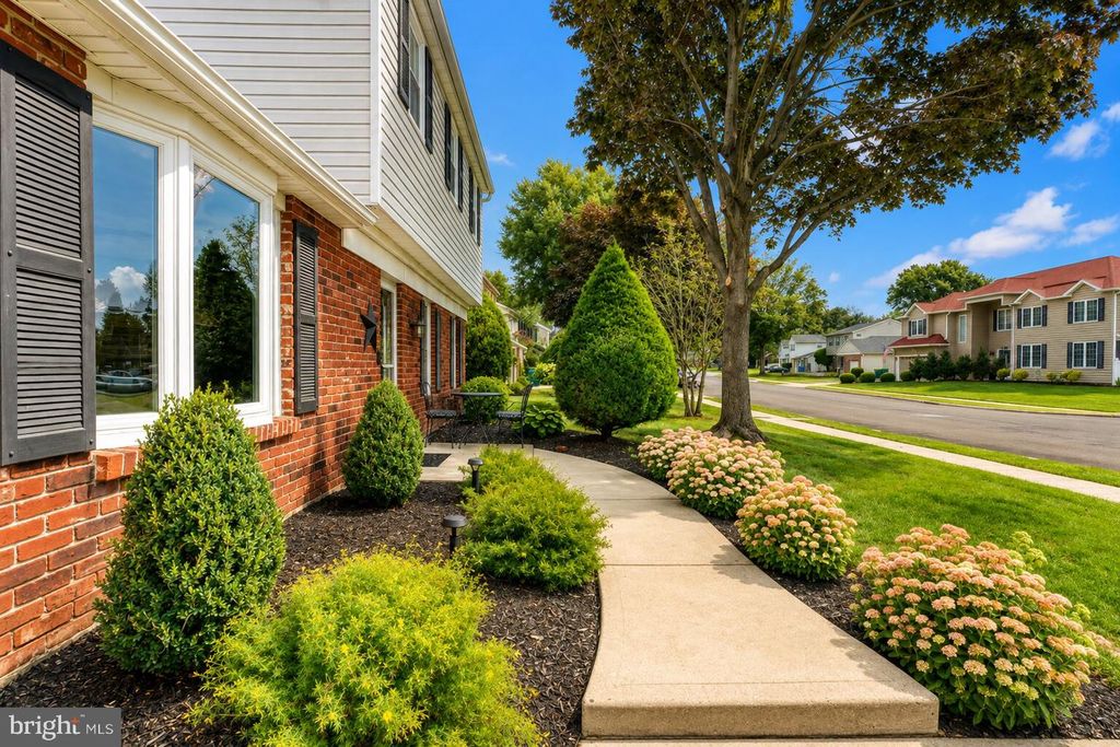 519 S QUEEN ANNE DR, FAIRLESS HILLS, PA 19030 — photo 4