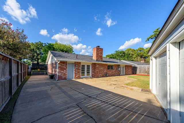 10715 Wickersham Lane, Houston, TX 77042