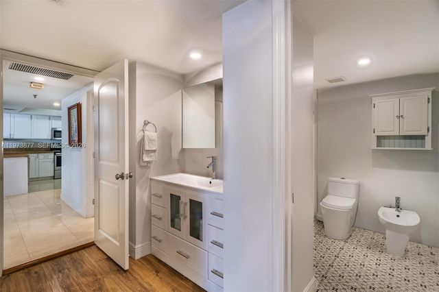 520 Brickell Key Dr A1007, Miami, FL 33131