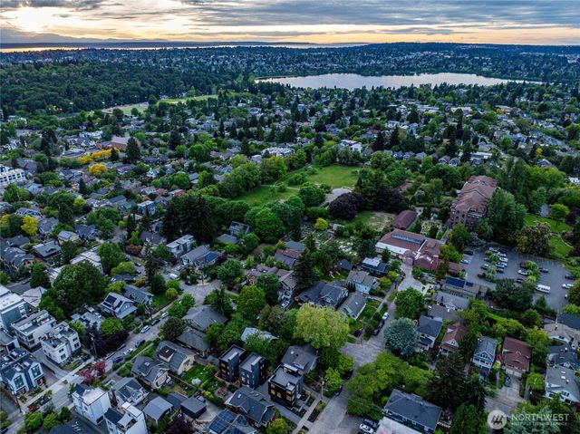4527 Corliss Avenue N, Seattle, WA 98103