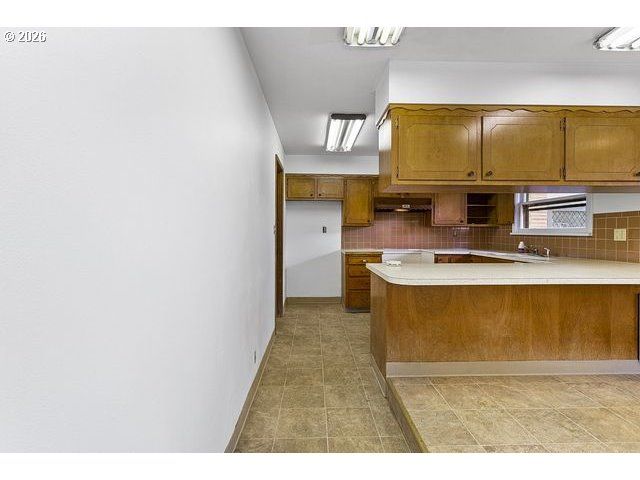 11272 Ne KNOTT St, Portland, OR 97220