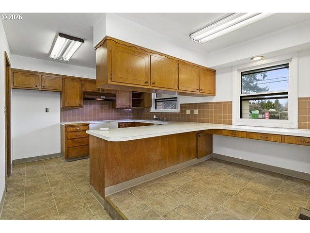 11272 Ne KNOTT St, Portland, OR 97220