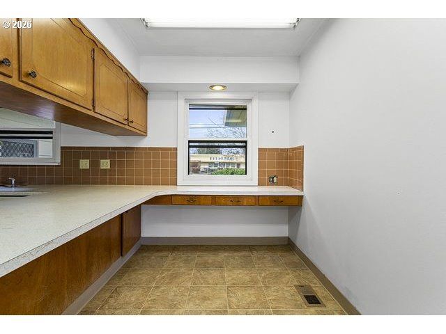 11272 Ne KNOTT St, Portland, OR 97220