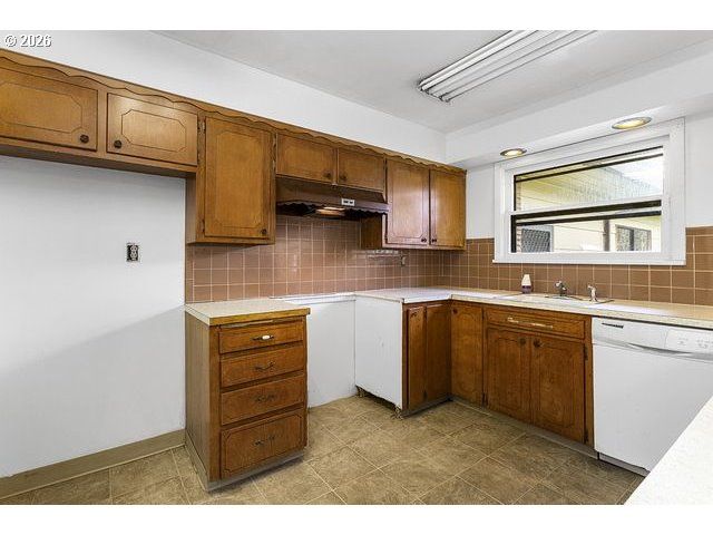 11272 Ne KNOTT St, Portland, OR 97220