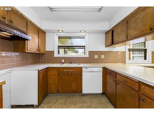 11272 Ne KNOTT St, Portland, OR 97220