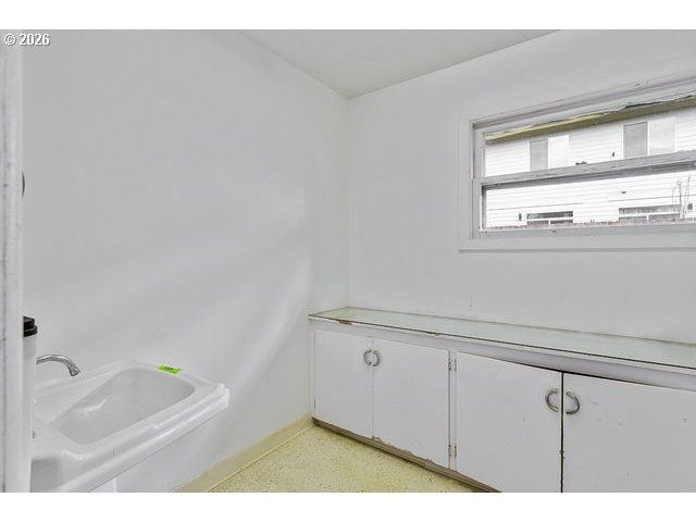 11272 Ne KNOTT St, Portland, OR 97220