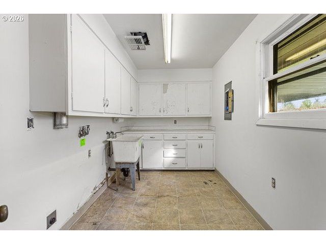 11272 Ne KNOTT St, Portland, OR 97220