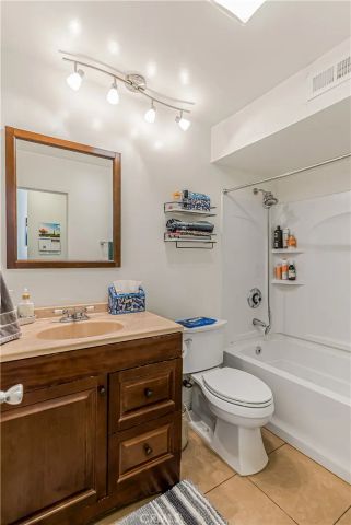 10009 Topanga Canyon Boulevard 5, Chatsworth, CA 91311