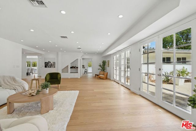 5220 Melvin Avenue, Tarzana, CA 91356