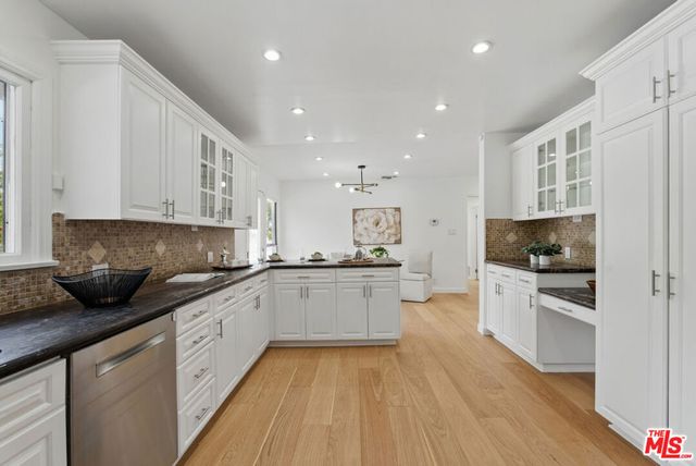 5220 Melvin Avenue, Tarzana, CA 91356