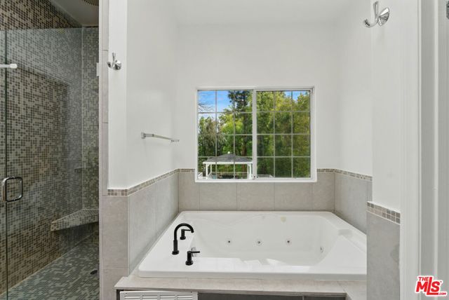 5220 Melvin Avenue, Tarzana, CA 91356