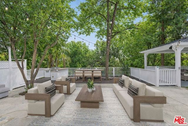 5220 Melvin Avenue, Tarzana, CA 91356