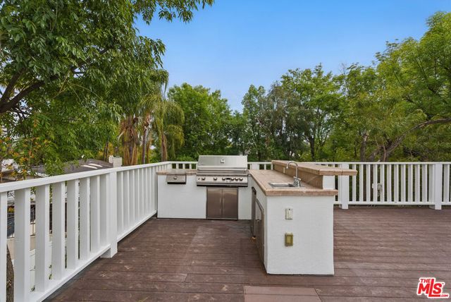 5220 Melvin Avenue, Tarzana, CA 91356