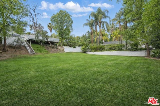 5220 Melvin Avenue, Tarzana, CA 91356