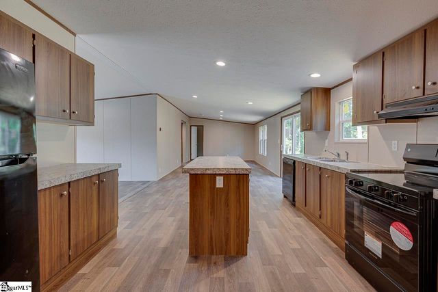 215 Tanglewood Way, Gray Court, SC 29645