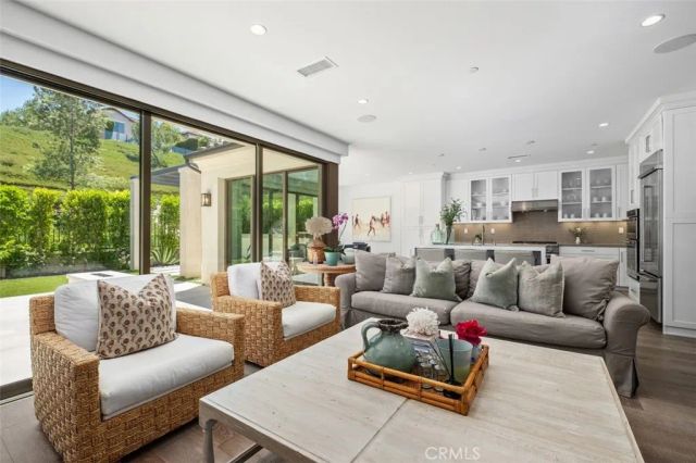 100 Della, Irvine, CA 92602
