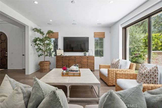 100 Della, Irvine, CA 92602