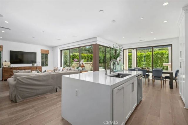 100 Della, Irvine, CA 92602