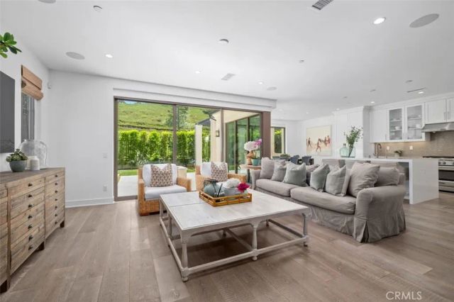 100 Della, Irvine, CA 92602