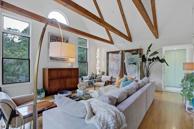 2 Schoolhouse Lane, Tewksbury Twp., NJ 08833