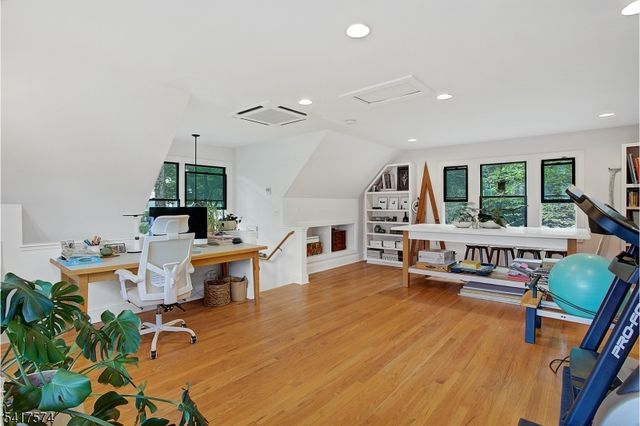 2 Schoolhouse Lane, Tewksbury Twp., NJ 08833