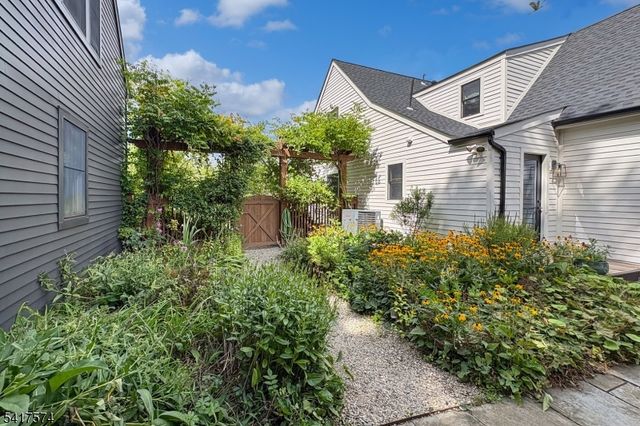 2 Schoolhouse Lane, Tewksbury Twp., NJ 08833