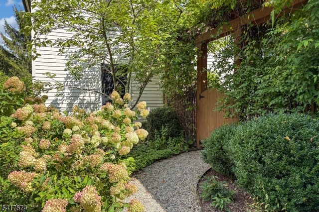 2 Schoolhouse Lane, Tewksbury Twp., NJ 08833