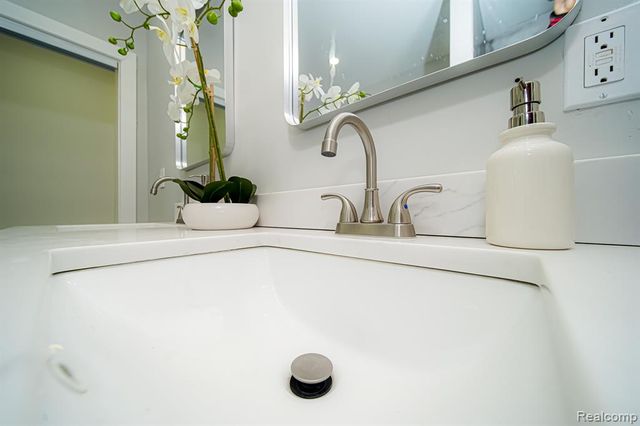 709 Ashland Street, Detroit, MI 48215