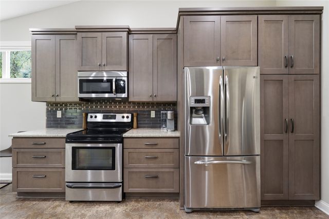 8326 Heritage Bend Road, West Des Moines, IA 50266