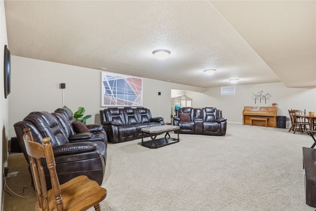 8326 Heritage Bend Road, West Des Moines, IA 50266