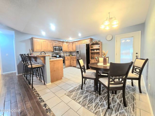 1800 Sally Anne Avenue, Neosho, MO 64850