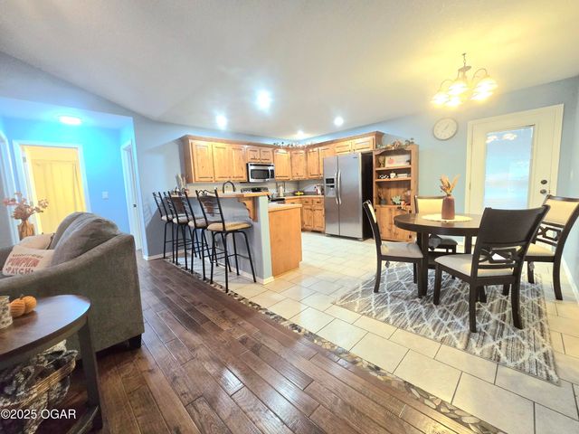 1800 Sally Anne Avenue, Neosho, MO 64850