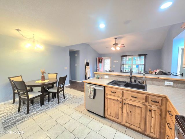 1800 Sally Anne Avenue, Neosho, MO 64850