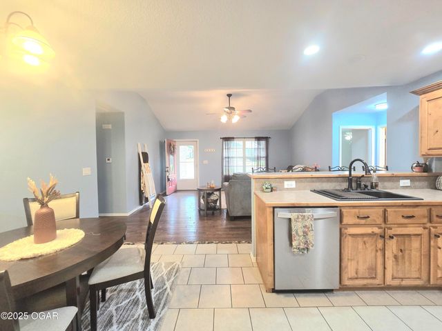 1800 Sally Anne Avenue, Neosho, MO 64850