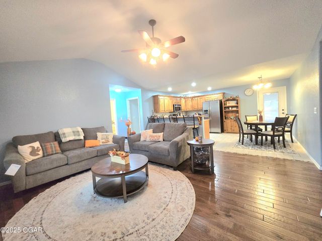 1800 Sally Anne Avenue, Neosho, MO 64850