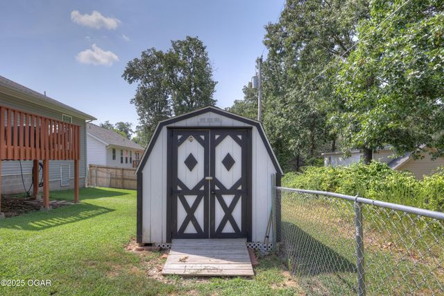 1800 Sally Anne Avenue, Neosho, MO 64850