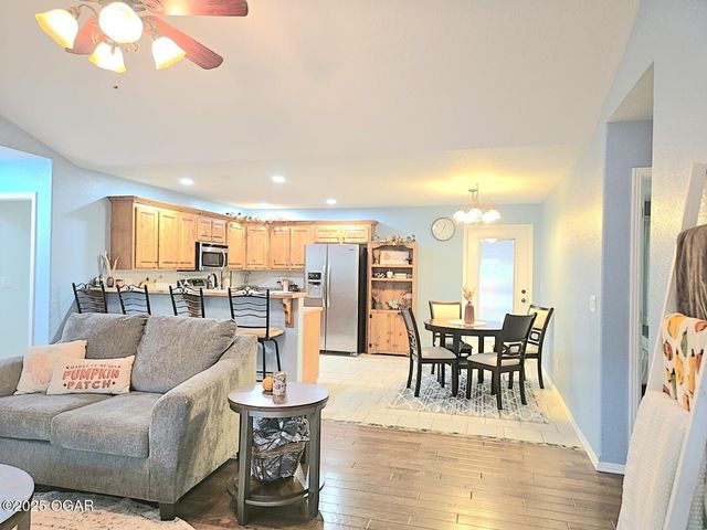 1800 Sally Anne Avenue, Neosho, MO 64850