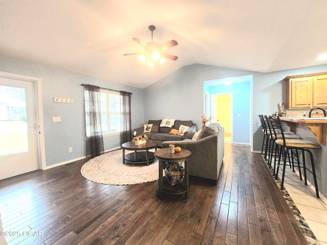 1800 Sally Anne Avenue, Neosho, MO 64850