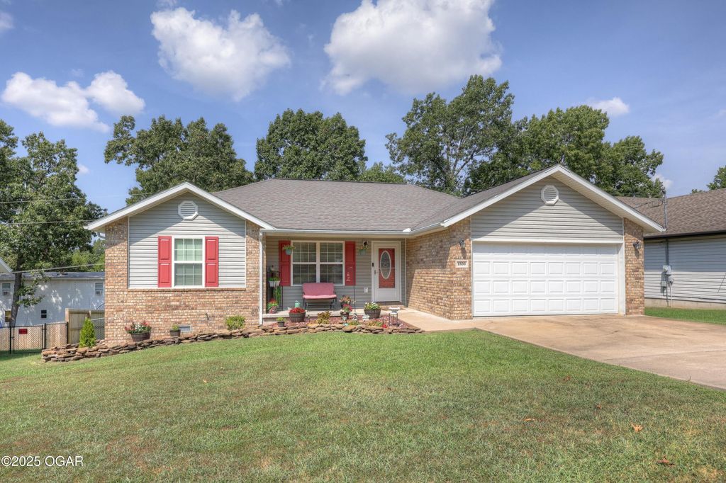 1800 Sally Anne Avenue, Neosho, MO 64850