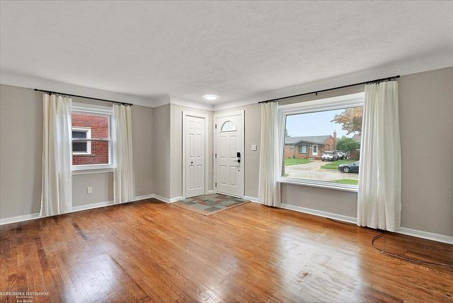 28924 Hughes Street, St Clair Shores, MI 48081