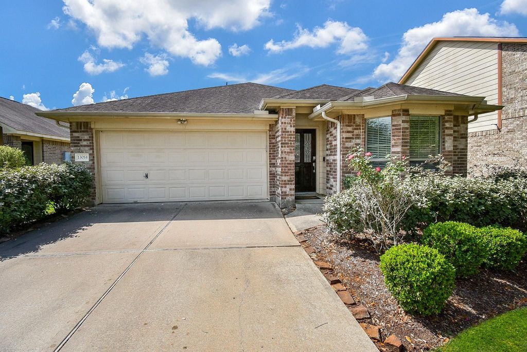 13014 Southern Creek Drive, Pearland, TX 77584
