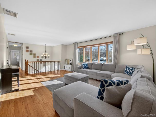 11 Durham Lane, Suffern, NY 10901