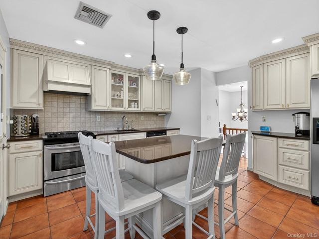 11 Durham Lane, Suffern, NY 10901