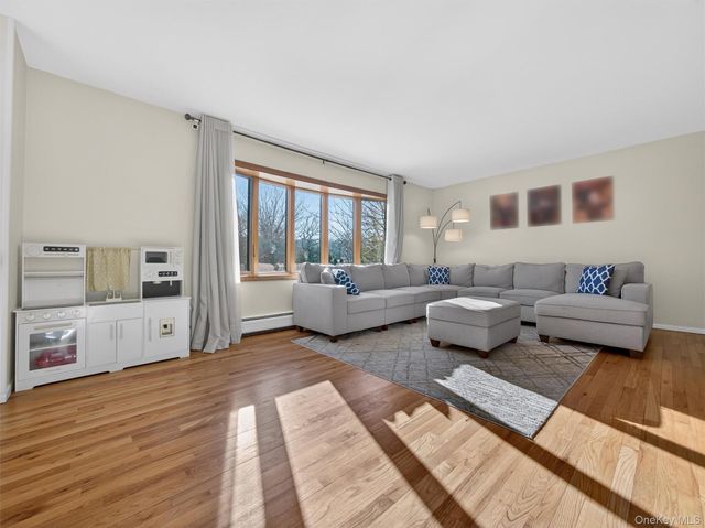 11 Durham Lane, Suffern, NY 10901