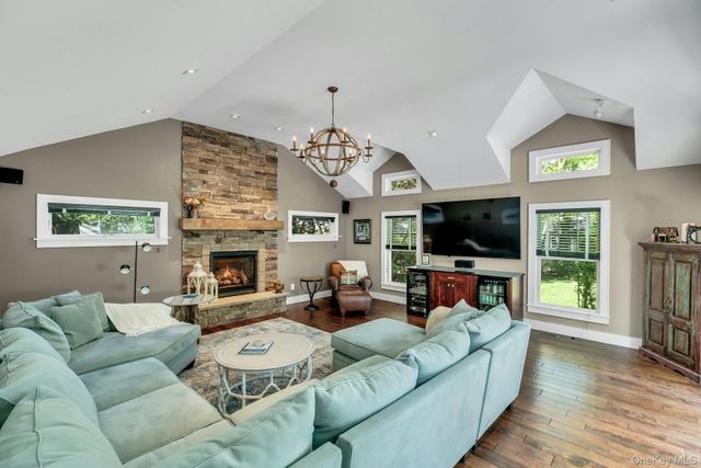 530 Woodcliff Drive, Mattituck, NY 11952