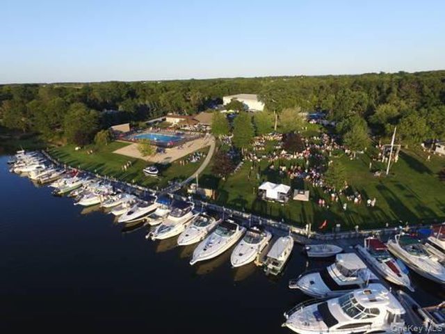 530 Woodcliff Drive, Mattituck, NY 11952